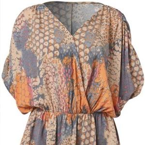 Beautiful unique toplarge. Runs large